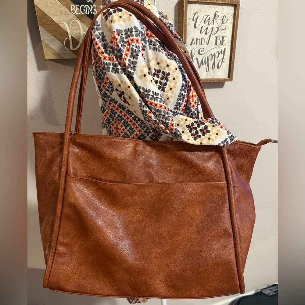 Classic Tan Leather-Look Tote Bag - Versatile Everyday Carry
